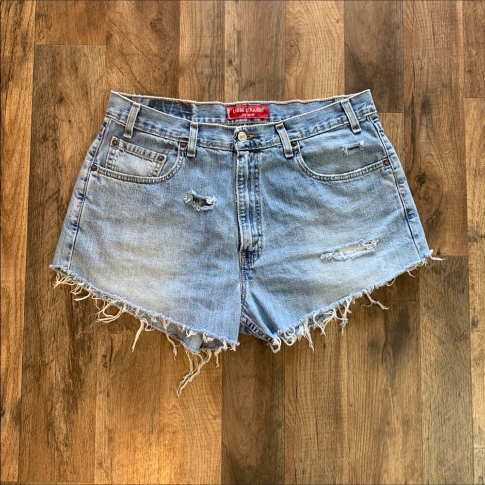 Super Cute Levi’s 569 Cut Off Jean Shorts❣️